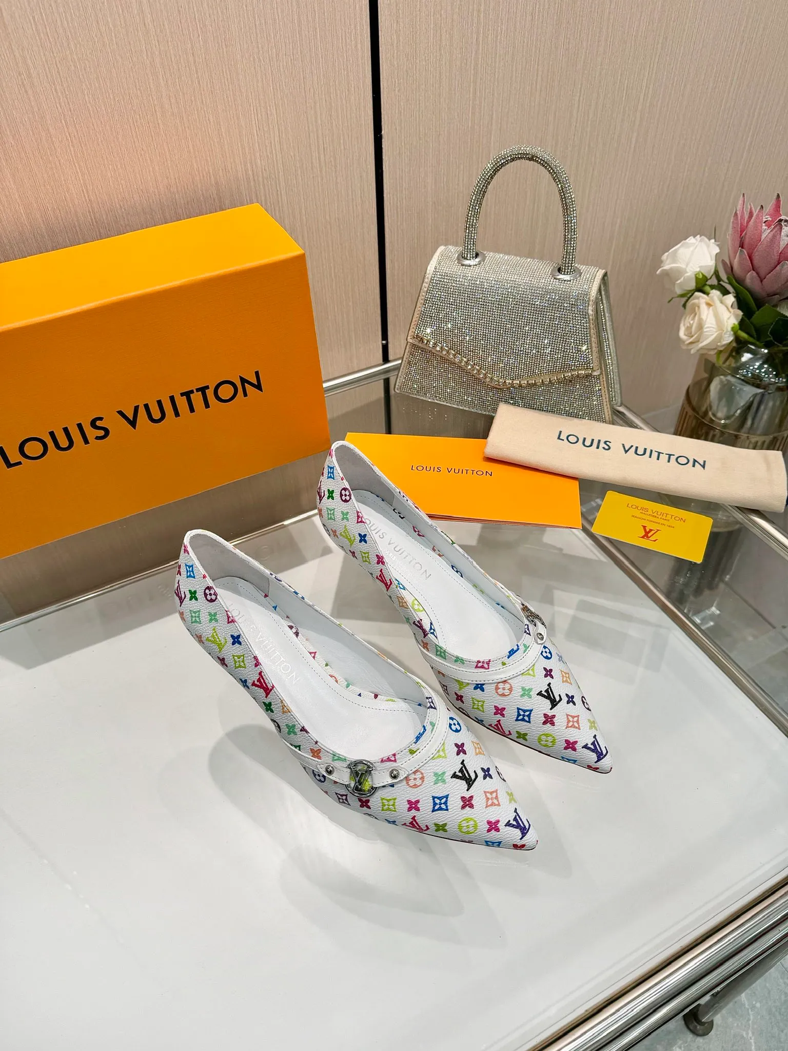 👟👟Ex-factory price 640👟👟Purchase level], Louis Vuitton 2025 official website early spring series! Perfect last shape, new pointed toe🆕, the official website is updated simultaneously. The small pointed toe is matched with a hollow leather strip and a small square buckle to adjust the elasticity. LV hardware "logo" is embellished. It is full of details and a visual feast. 💯It is difficult to conceal the elegant temperament of LV. It is comfortable and easy to wear, and full of femininity. The new original reverse mold last has the ultimate 1:1 shape, exquisite workmanship, and imported high-end fabrics showing exquisite texture! Fabric: Imported lambskin, cow patent leather/Presbyopia/denim. High-quality soft sheepskin lining. Feet: imported goatskin, Italian genuine leather outsole. 5.5 lacquered heels. Number of yards: 34-41 (34.40, 41, customization is non-returnable and non-exchangeable)